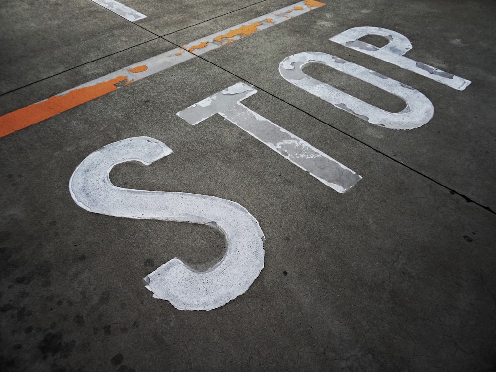 white letter b on gray asphalt road