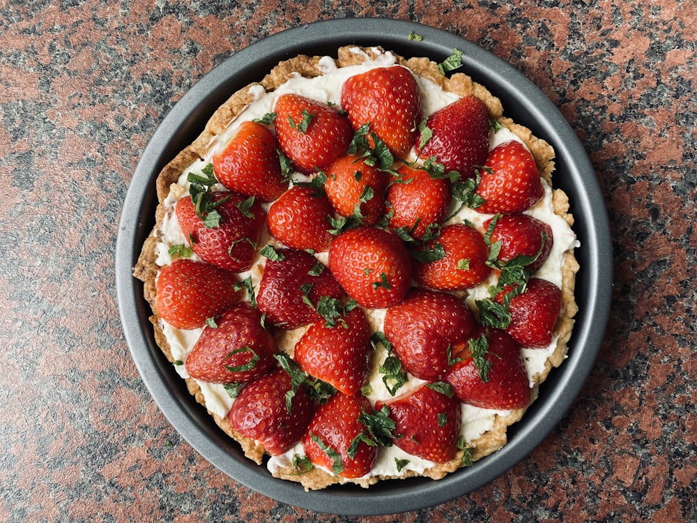 fraises sur bol en céramique blanche