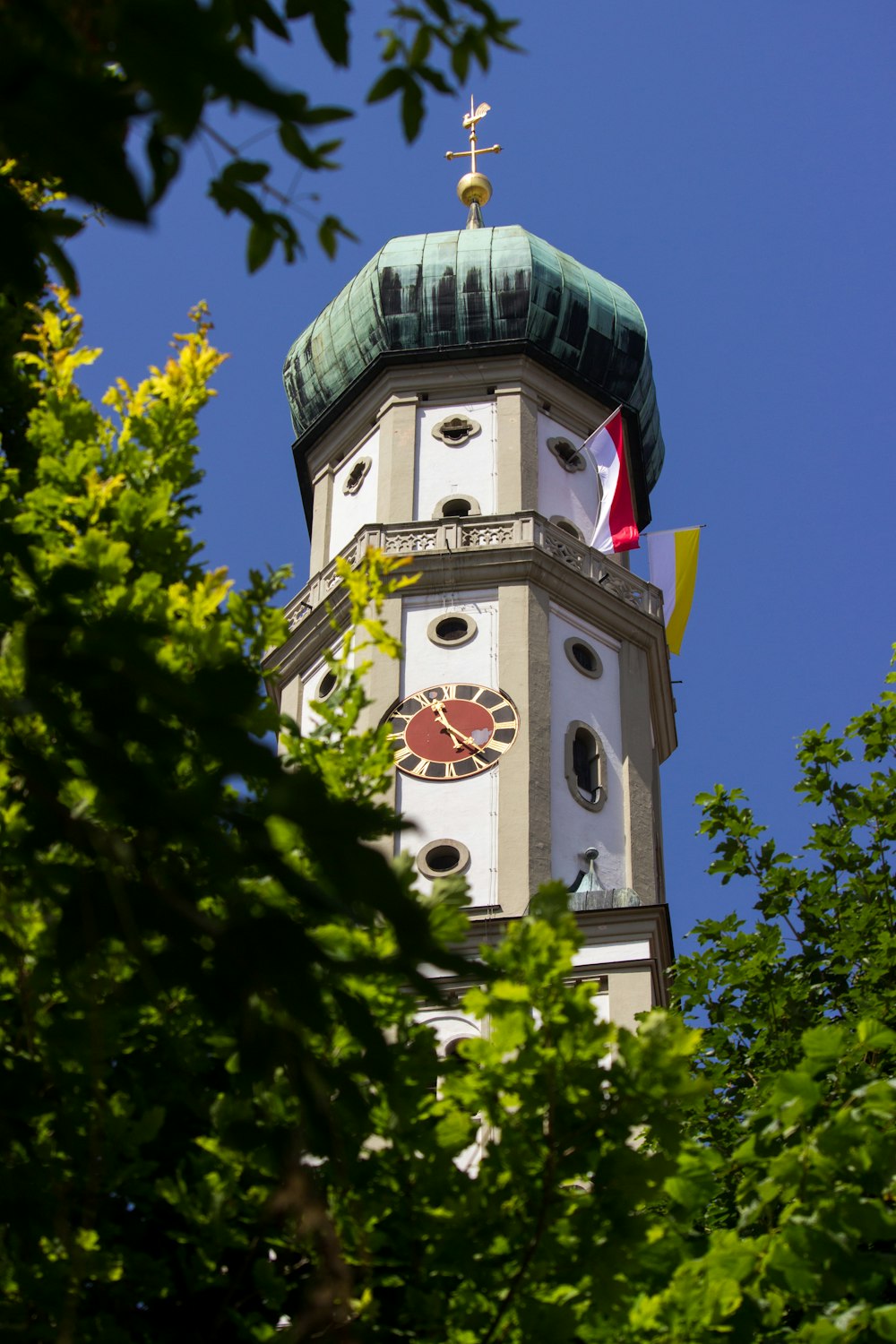 Gebäude aus weißem und blauem Beton