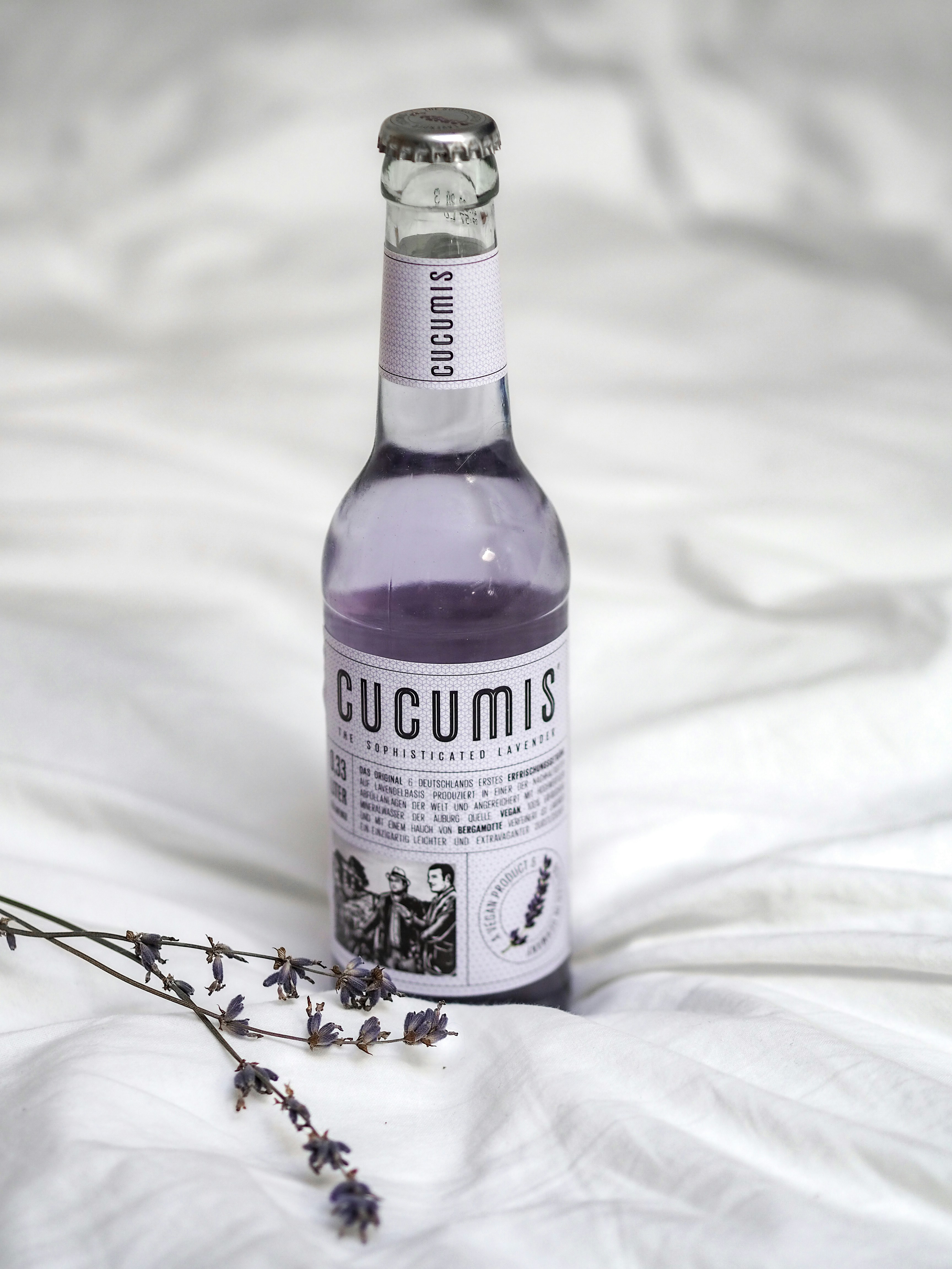 bouteille étiquetée violet et blanc