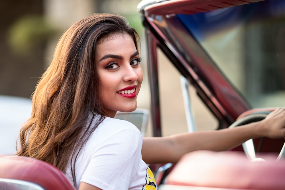 Mujer con camiseta blanca de cuello redondo sonriendo