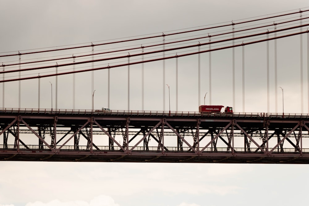 trem vermelho e branco na ponte durante o dia