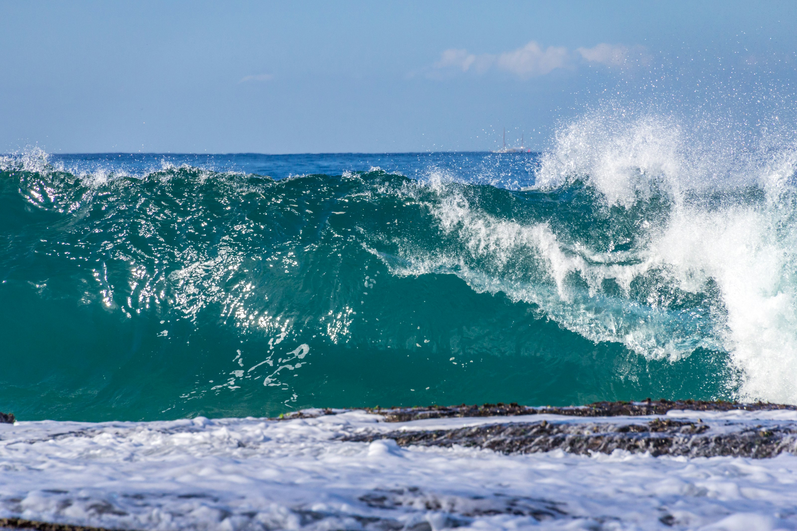 ocean waves crashing on shore during daytime