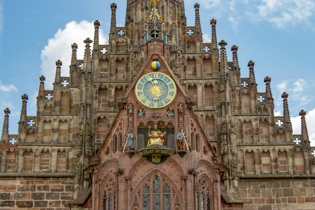 Kaiser Karl IV. thront am Westgiebel der Frauenkirche in Nürnberg. Astronomische Uhr mit Glockenspiel