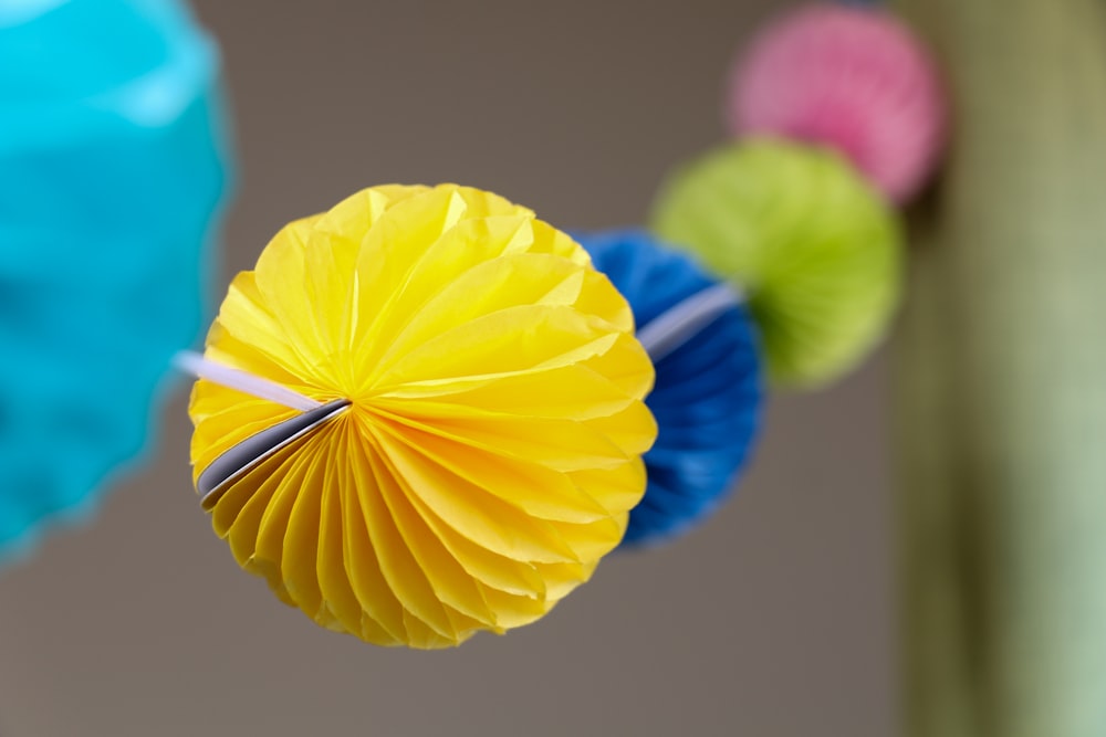 parapluie jaune, bleu et rose