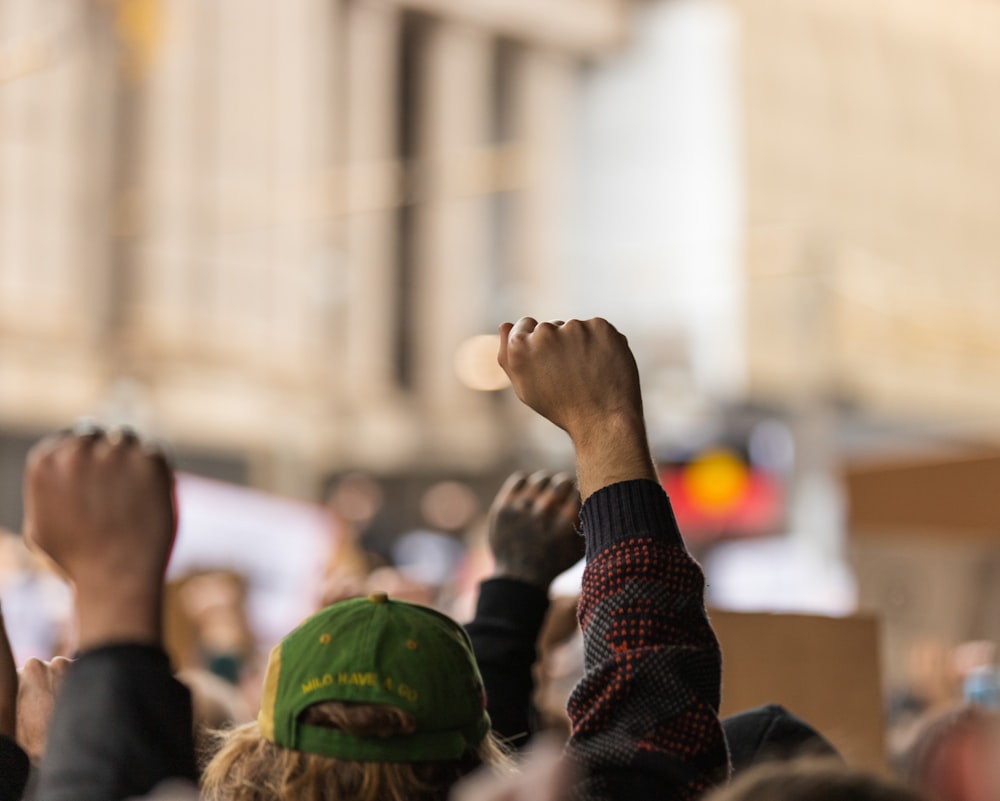 Menschen in grünen Helmen während des Tages