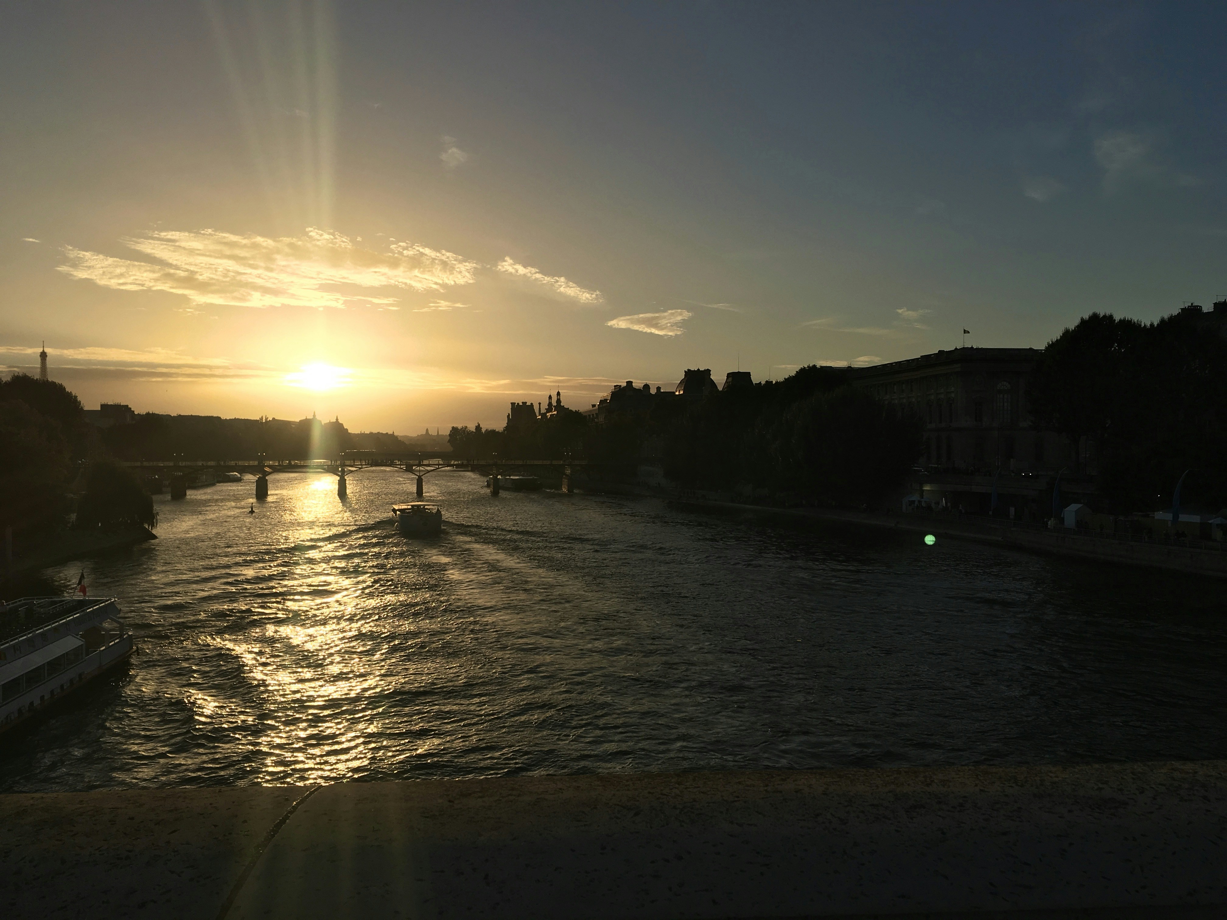 Peinture à l'huile dorée représentant le reflet du soleil couchant sur la Seine
