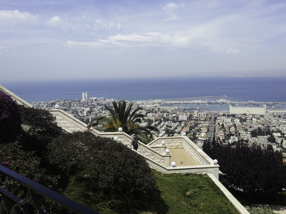 Vista aérea de los edificios de la ciudad cerca del cuerpo de agua durante el día