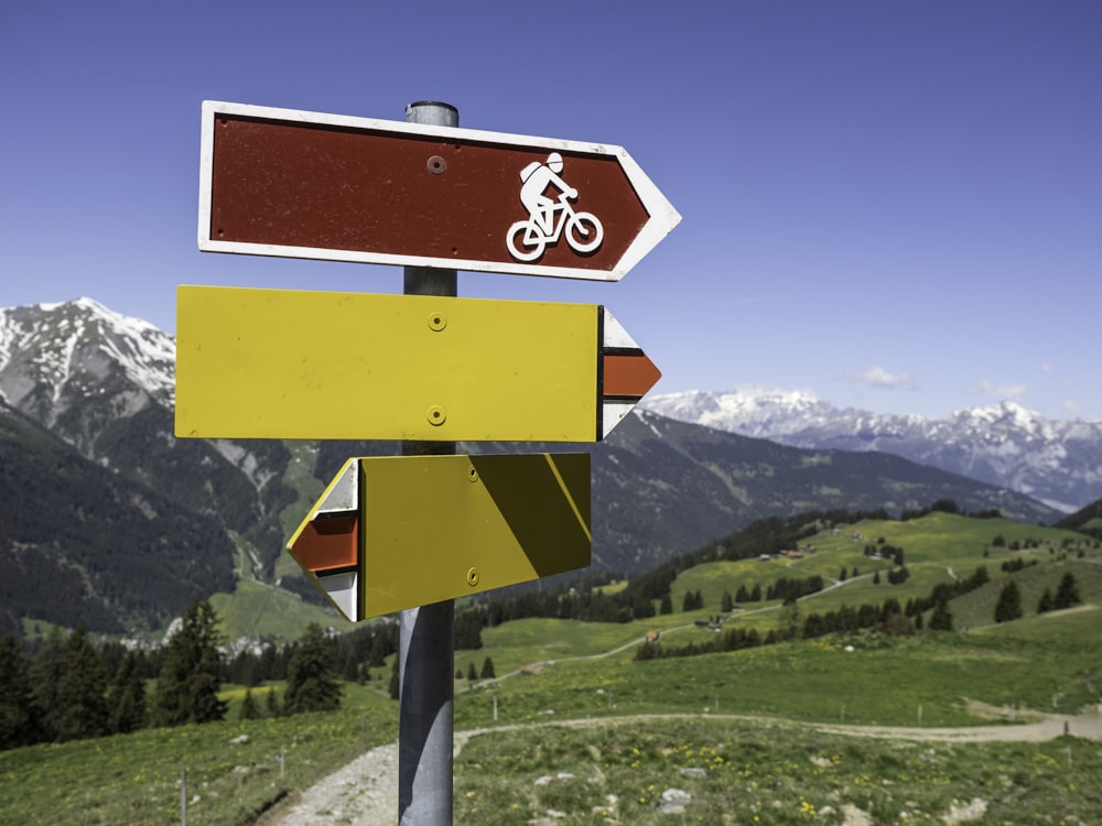 Panneau de signalisation rouge et blanc