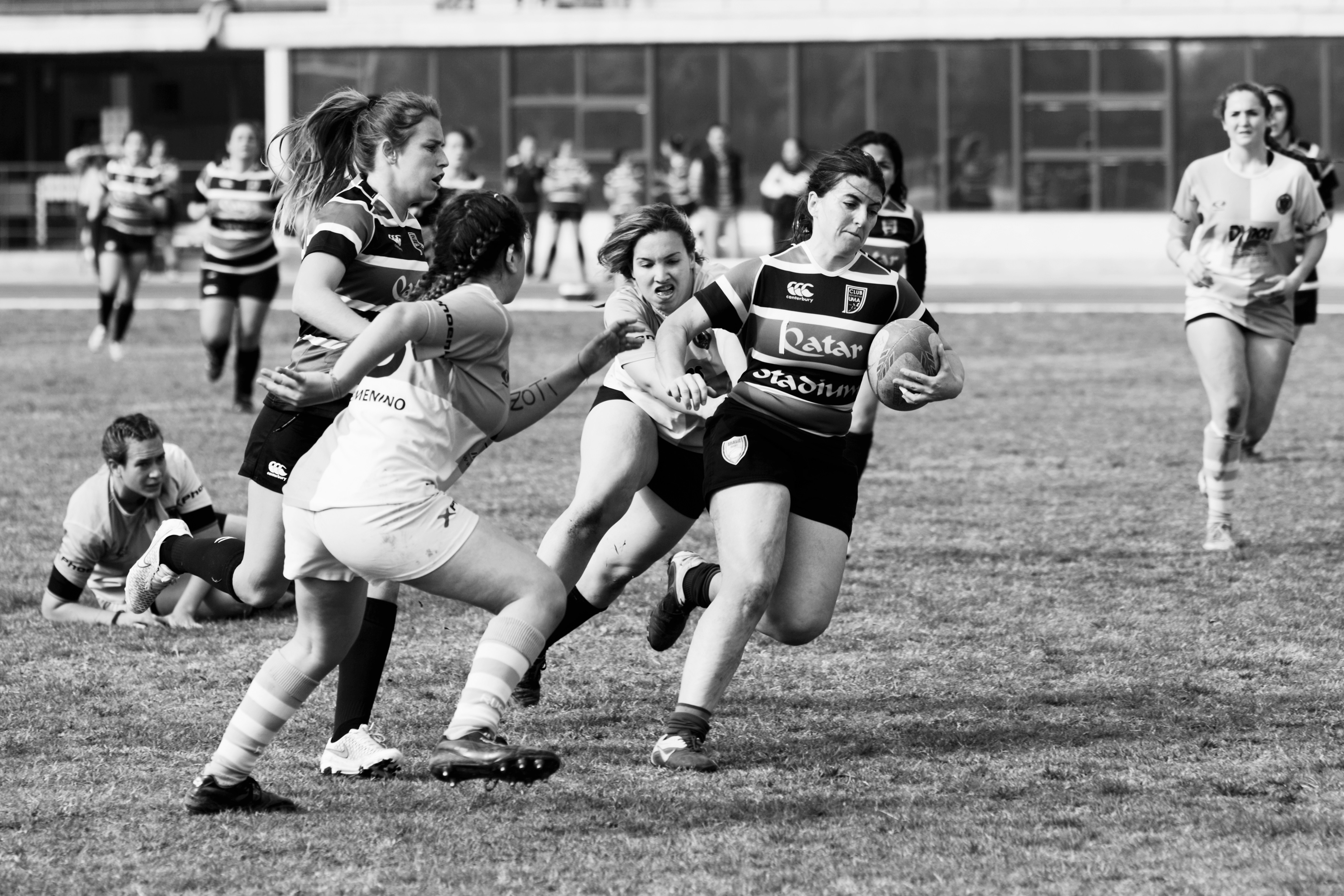 Intento de placaje a una jugadora del CD UMA Rugby Femenino que inicia jugada ofensiva.