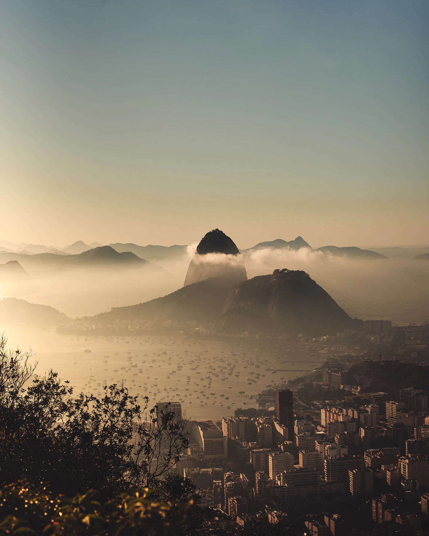 Paisaje panorámico de las montañas y la selva de Río de Janeiro al amanecer, Brasil