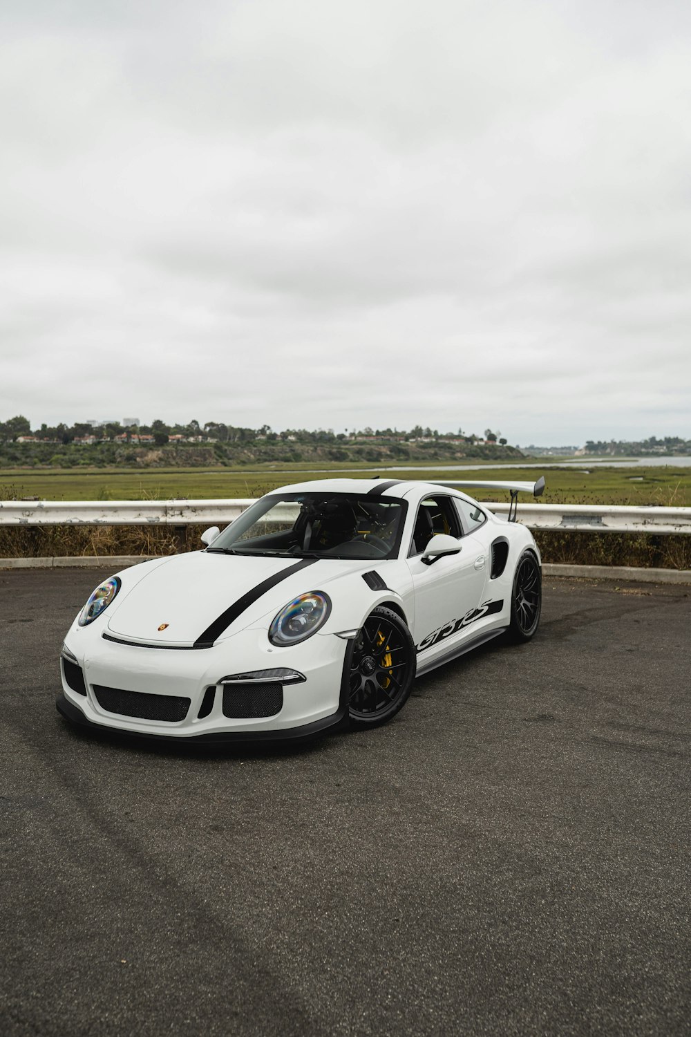 Porsche 911 blanche sur la route pendant la journée