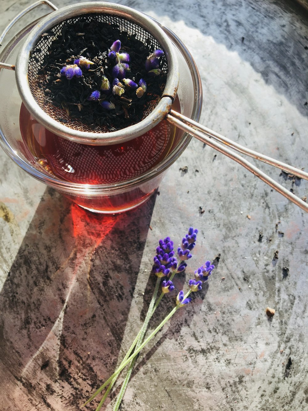 Edelstahl-Rundbehälter mit lila Blumen