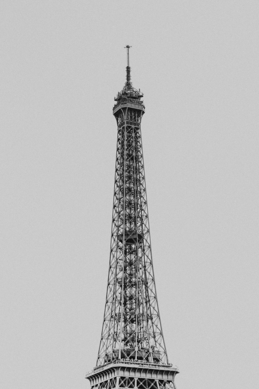 Photo en niveaux de gris de la Tour Eiffel