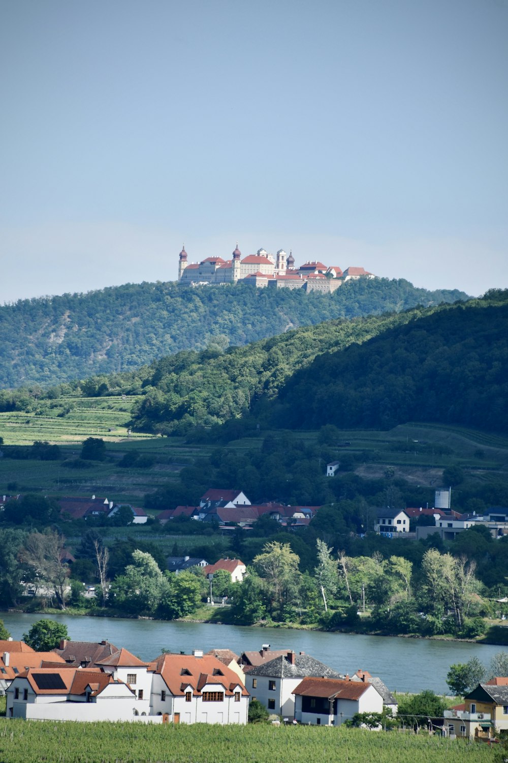 Weißer und brauner Betonbau auf grünem Rasenfeld tagsüber