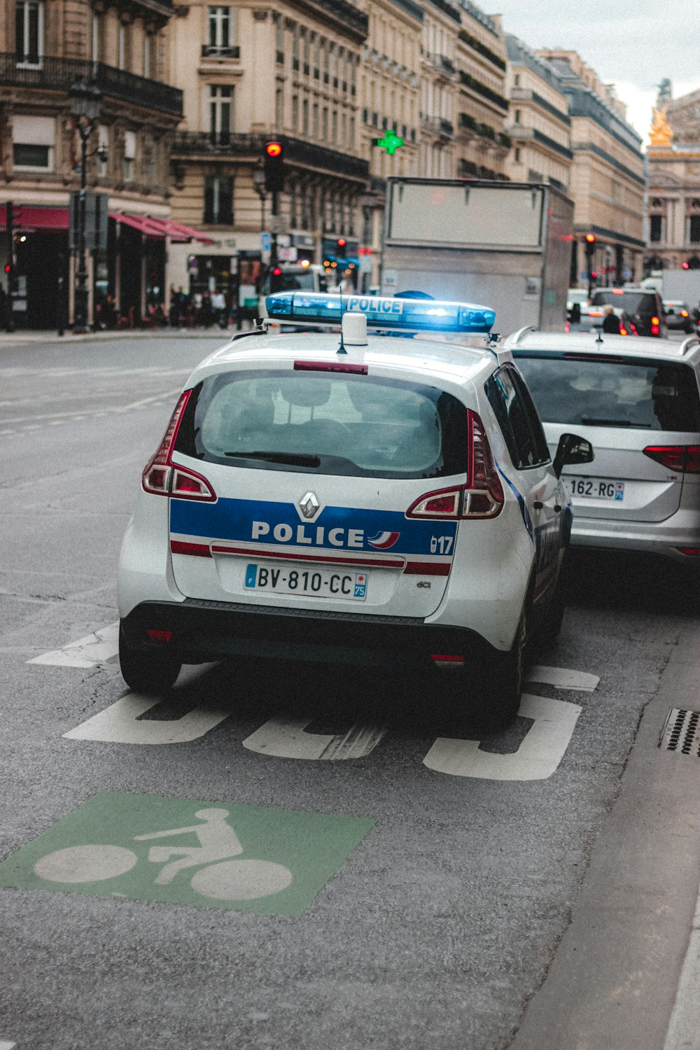Auto della polizia bianca e blu sulla strada durante il giorno