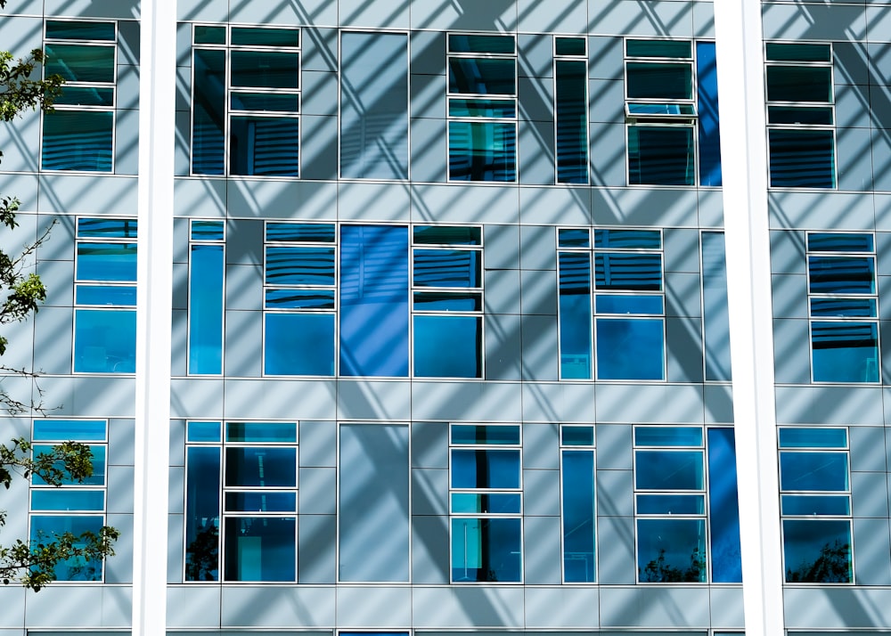 Edificio de hormigón blanco y azul