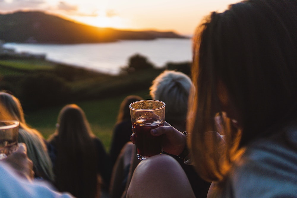 ビールを飲む黒いタンクトップの女性