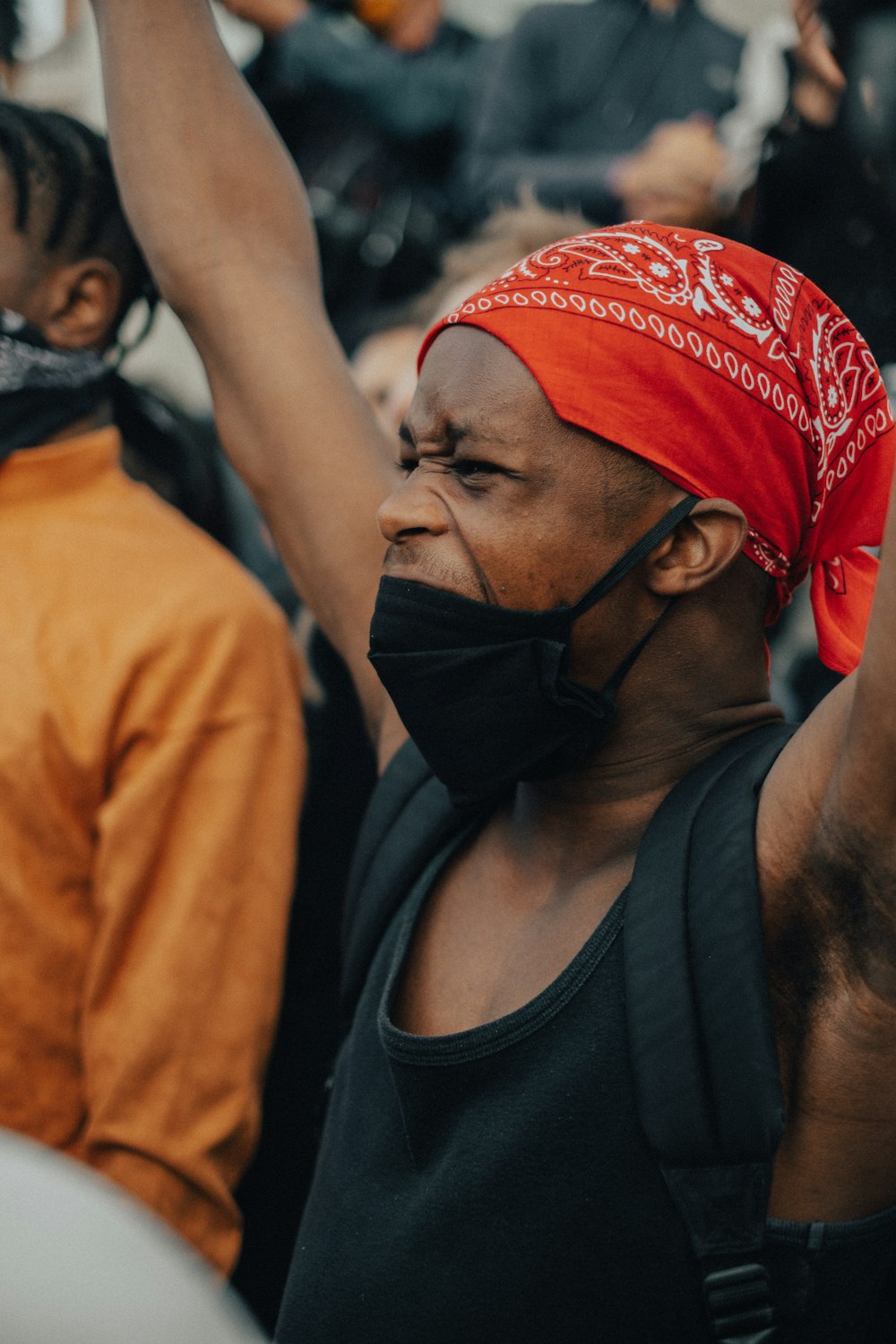 Hombre con chaqueta naranja con gorro de punto rojo