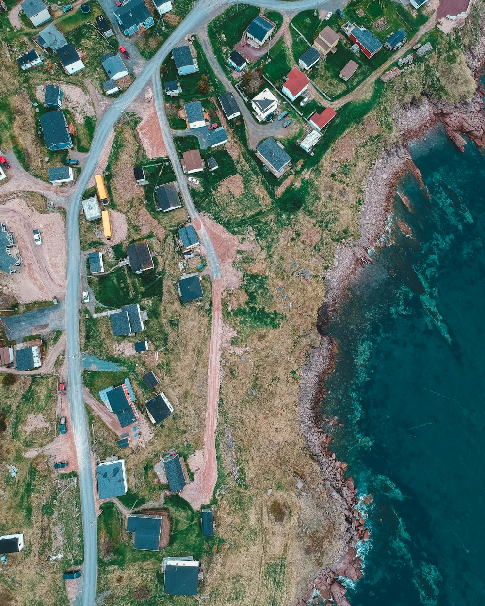 Veduta aerea della città vicino allo specchio d'acqua durante il giorno