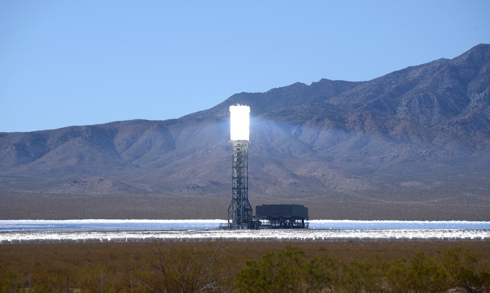 Torre blanca y negra cerca del cuerpo de agua