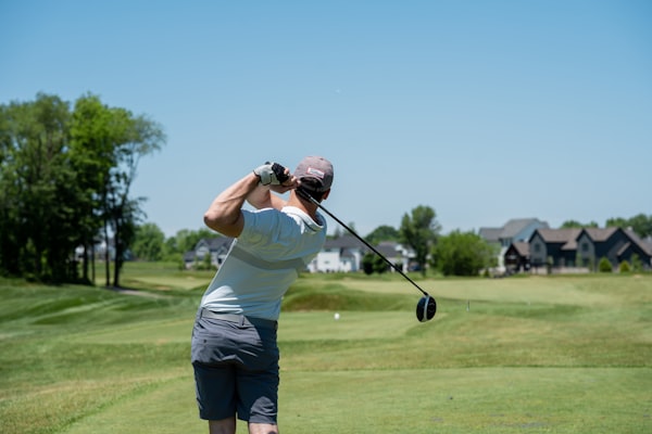 Groupe de golfeurs qui se serrent la main chaleureusement