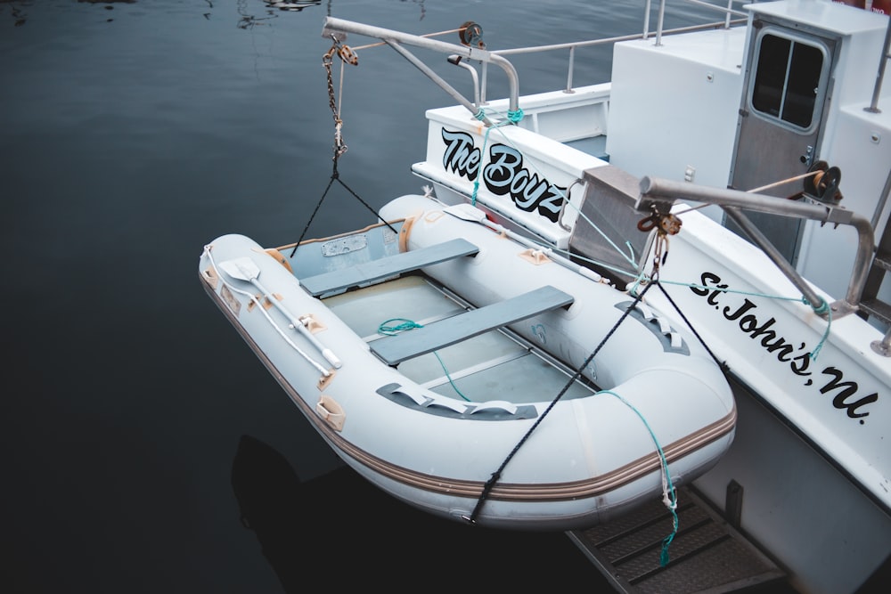 weißes und blaues Boot auf Gewässer