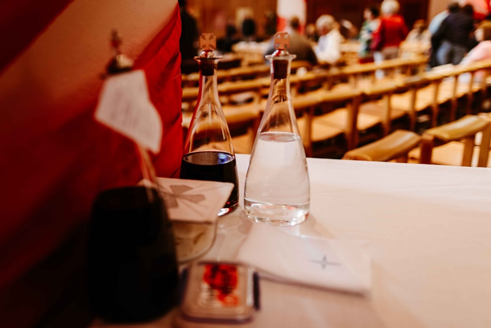 verre à vin clair sur table blanche