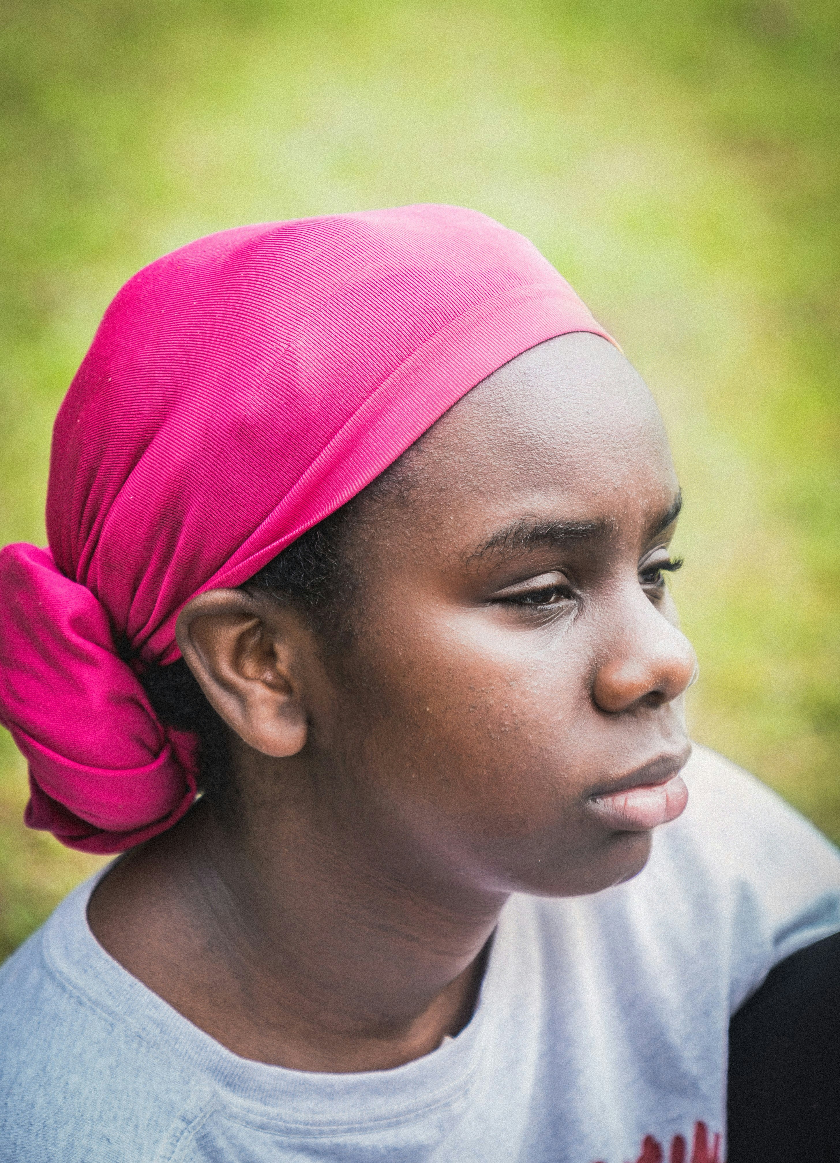 mulher no hijab vermelho e camisa cinzenta do pescoço da tripulação