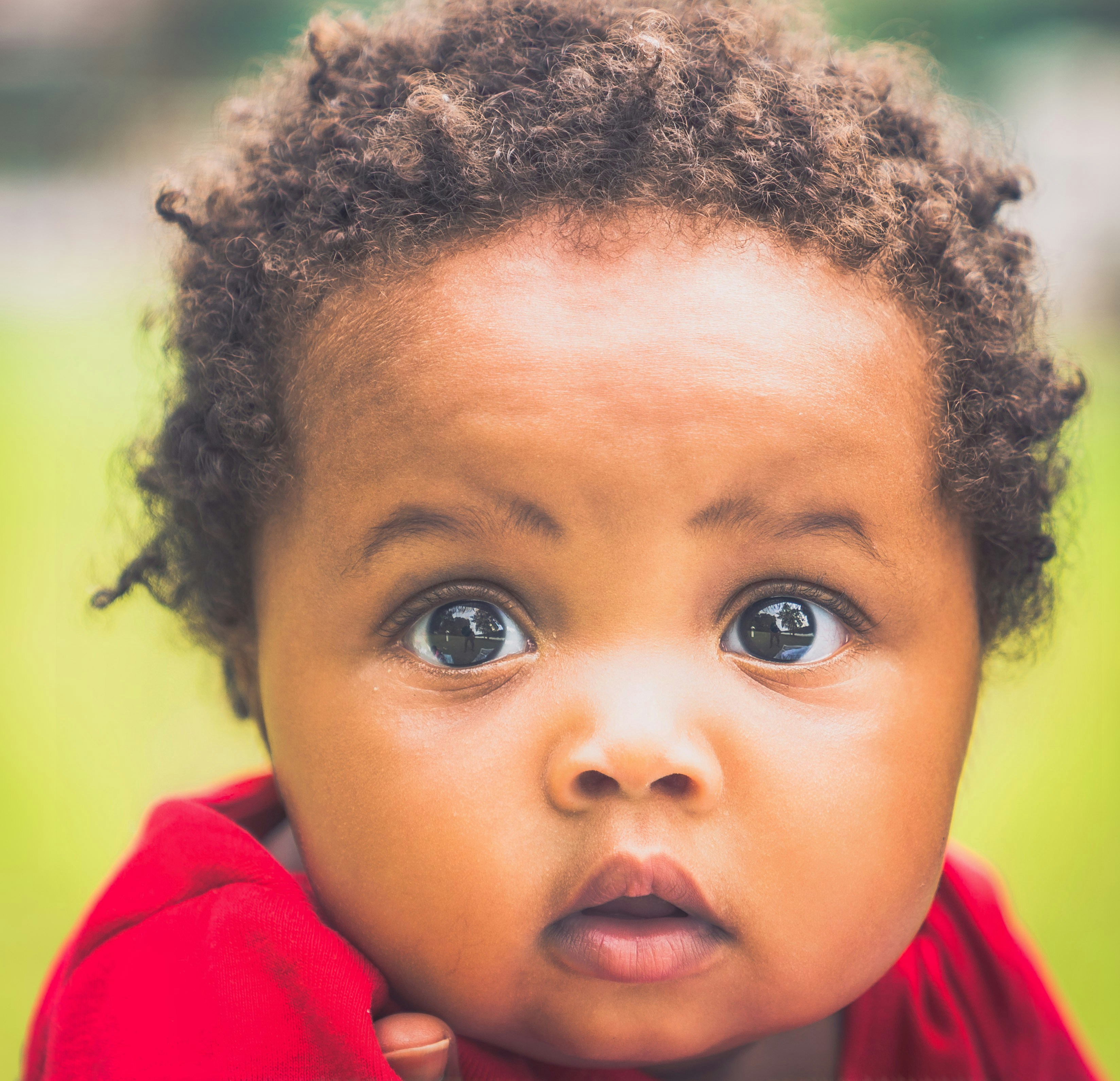 menino na camisa vermelha com cabelo castanho