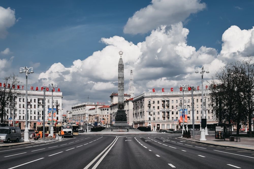 Weißes und braunes Betongebäude unter weißen Wolken und blauem Himmel tagsüber