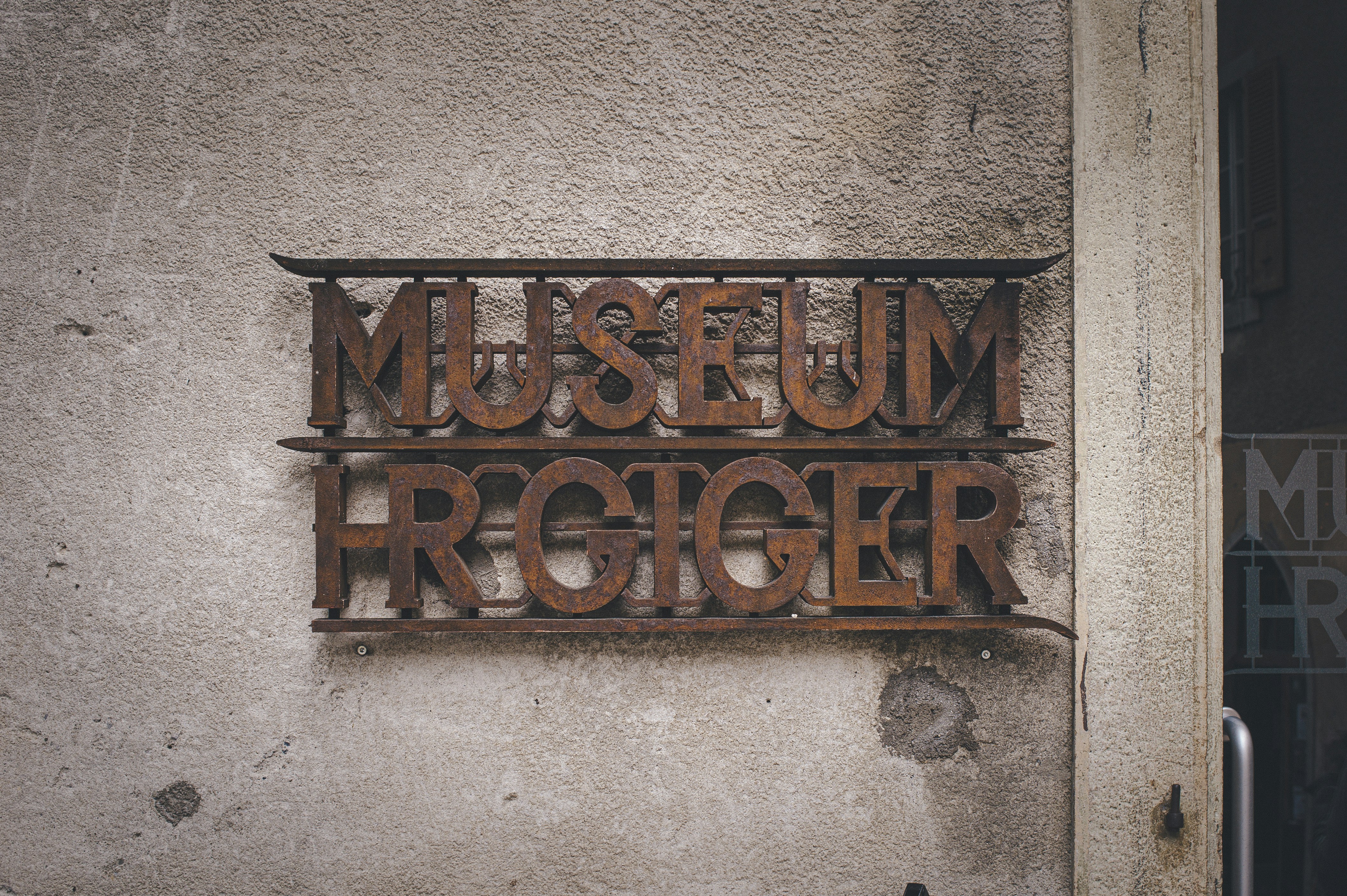 a sign on the side of a building that says museum friger