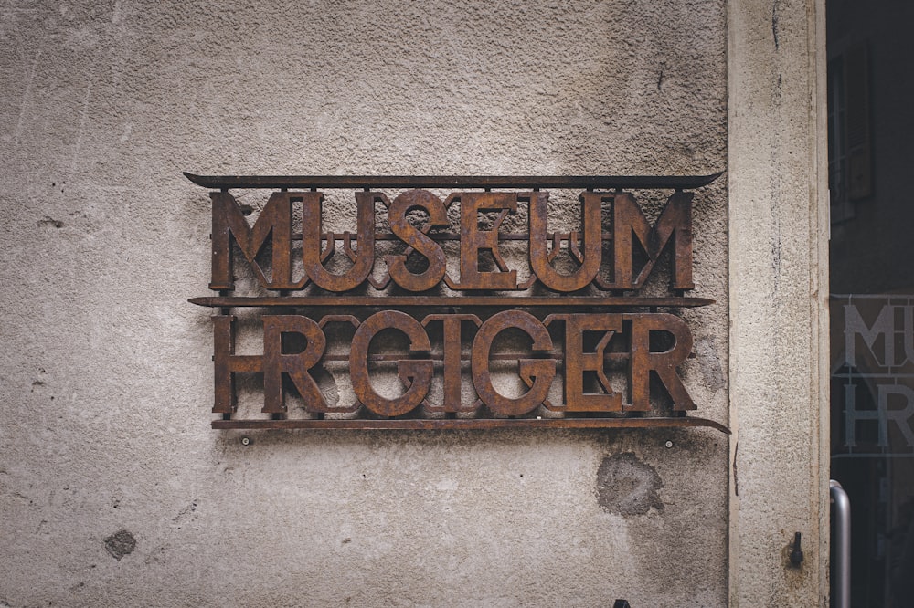 a sign on the side of a building that says museum friger