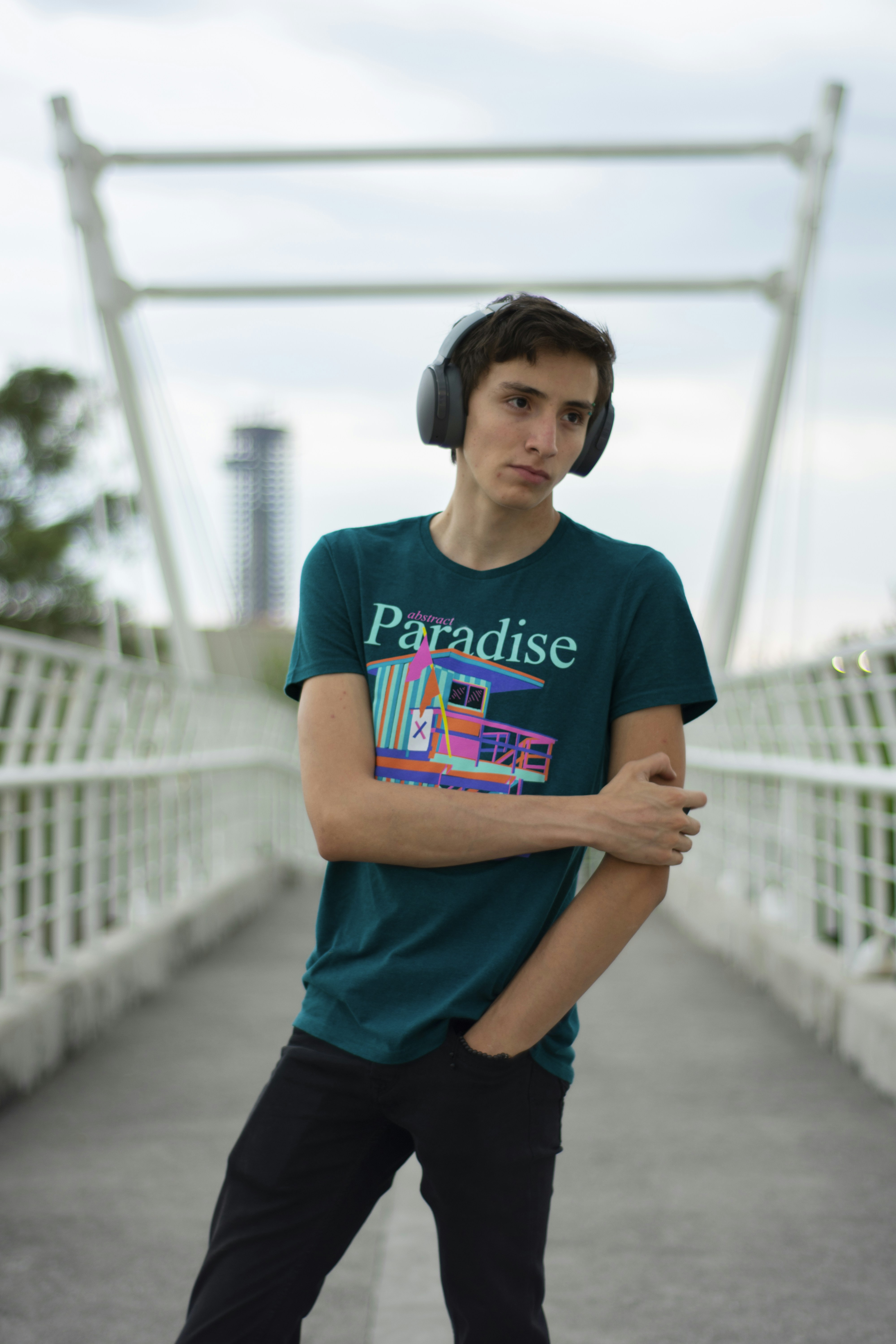 mulher na camiseta azul do pescoço da tripulação e saia preta em pé na estrada de concreto cinza durante