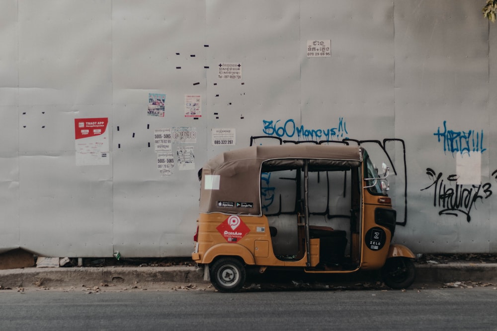 yellow and black auto rickshaw