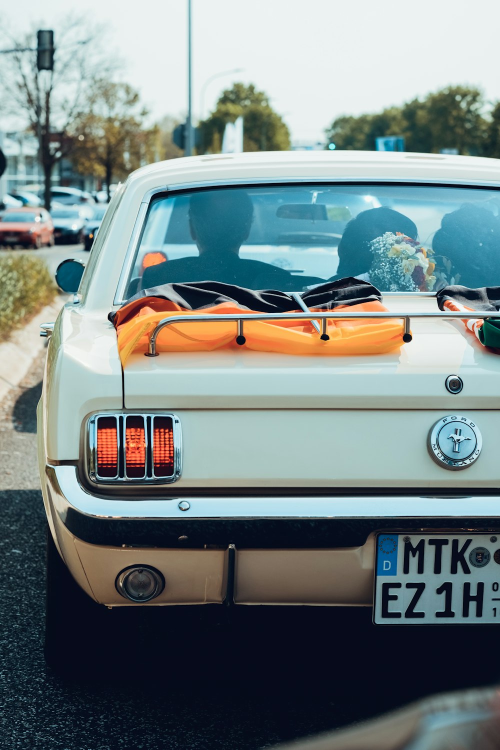 Auto BMW bianca su strada durante il giorno