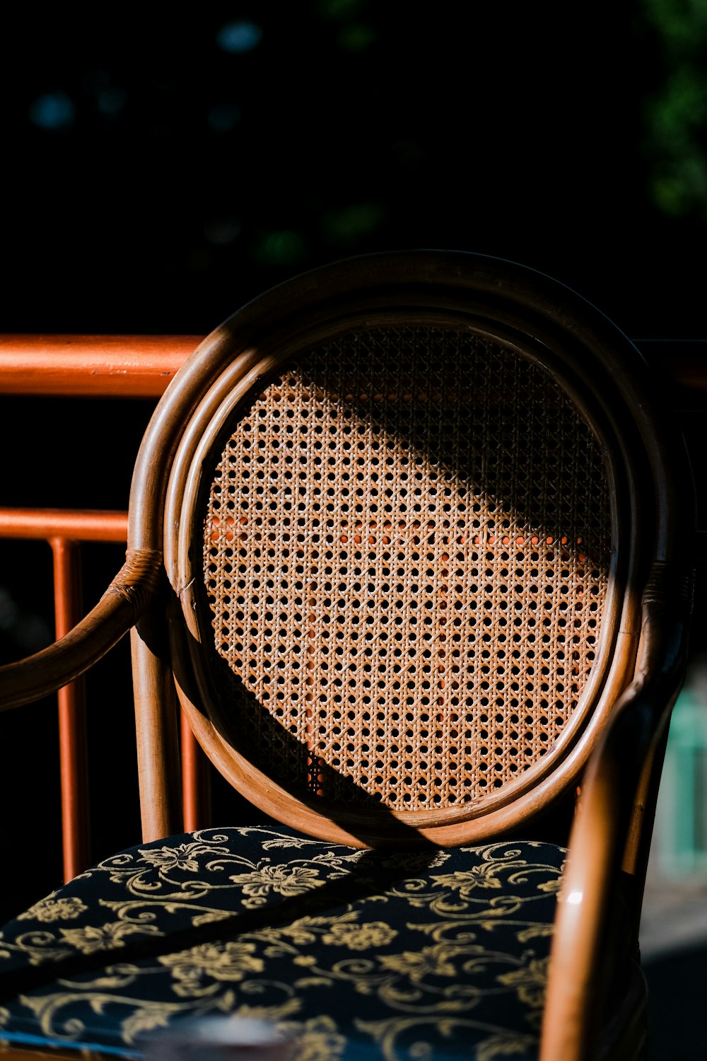 brauner Holzstuhl mit schwarz-weißer runder Tischdecke
