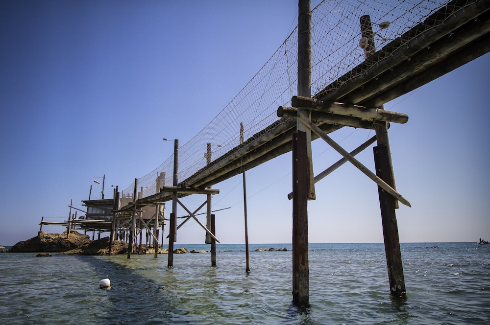 Braunes Holzdock auf See tagsüber