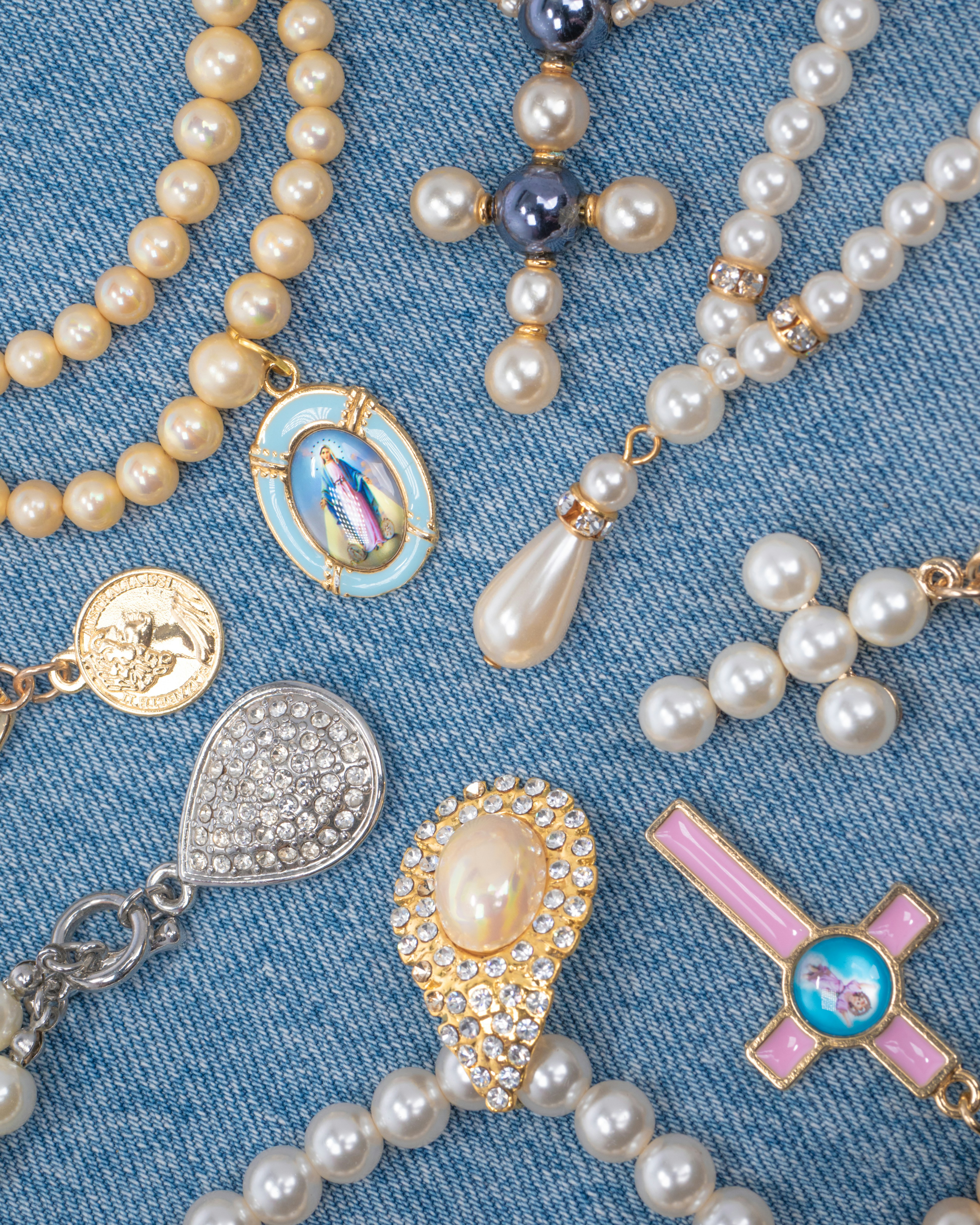 We’re Vellva, an independent, online jewellery boutique based in Manchester, UK.