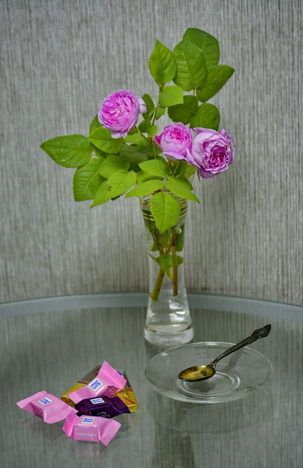 flor roxa no vaso de vidro transparente