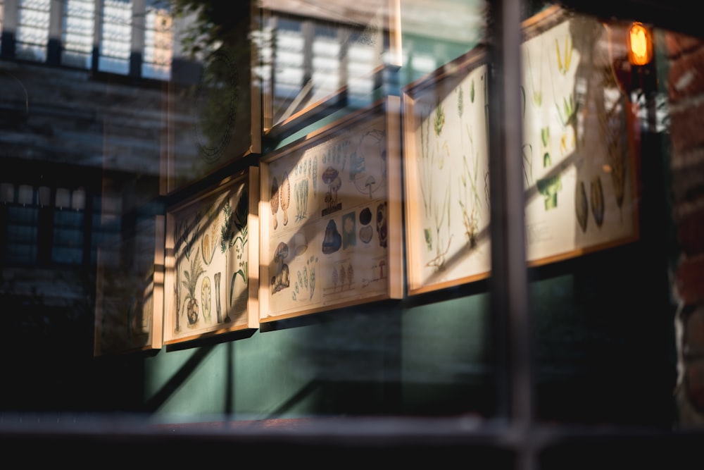 Fenêtre en verre à cadre en bois brun