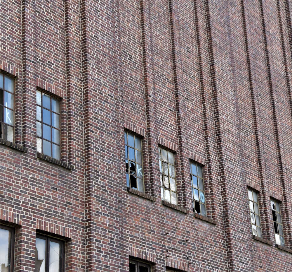Braunes Backsteingebäude mit Glasfenstern