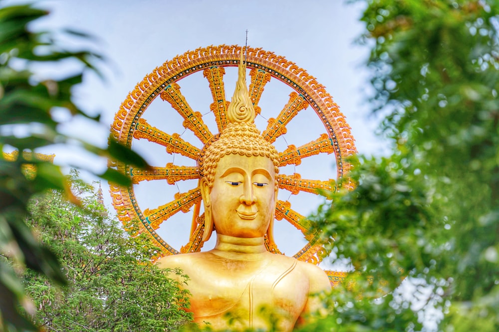 estátua de ouro de buddha durante o dia