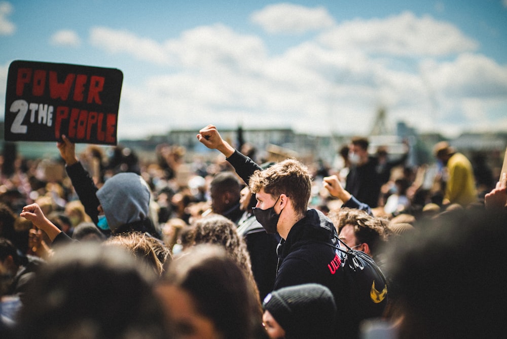 personas en un concierto durante el día