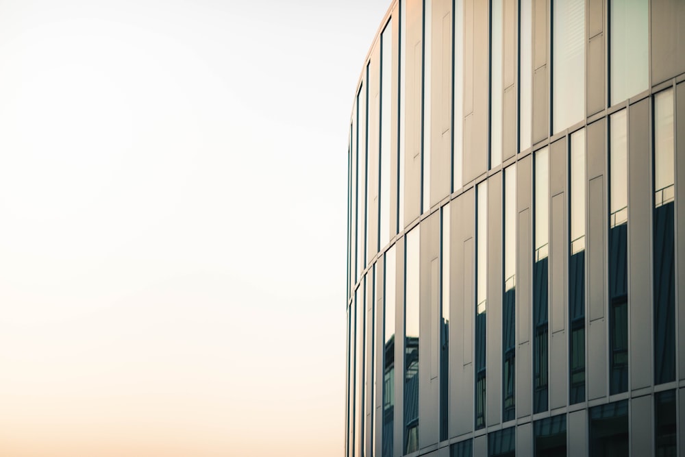 Edificio de hormigón gris durante el día