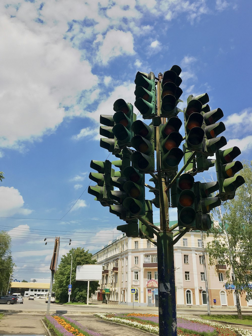 traffic light with green light during daytime