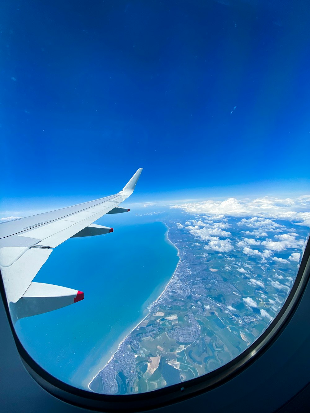 Ala de avión blanca y roja durante el día