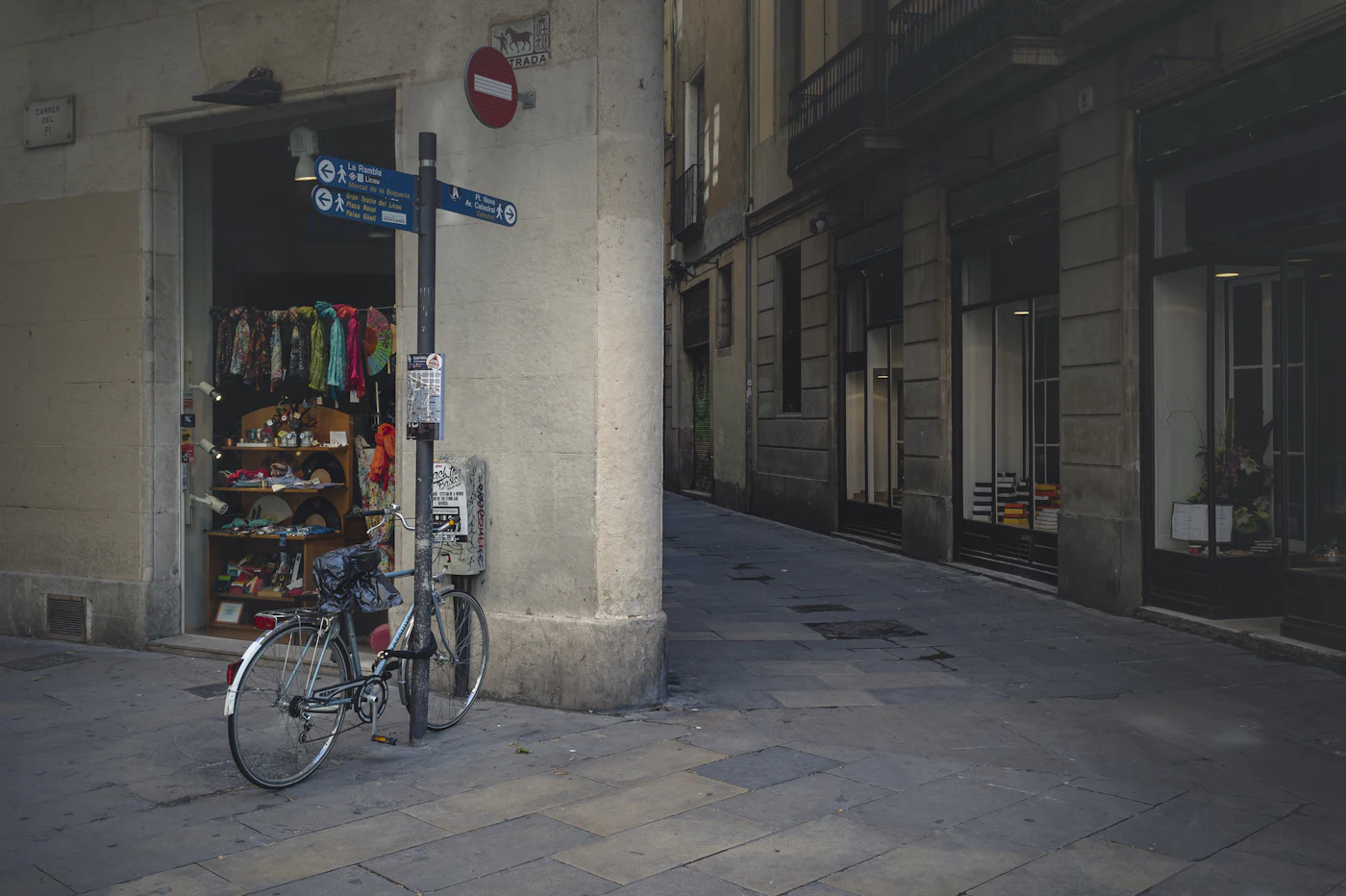 Fietsen in een smal straatje in de Gotische wijk van Barcelona