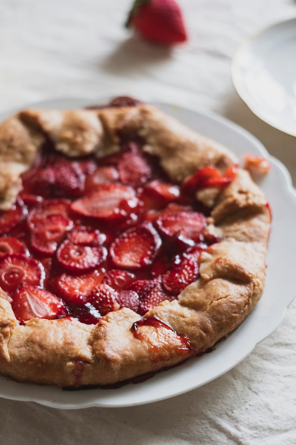 Torta su piatto di ceramica bianca