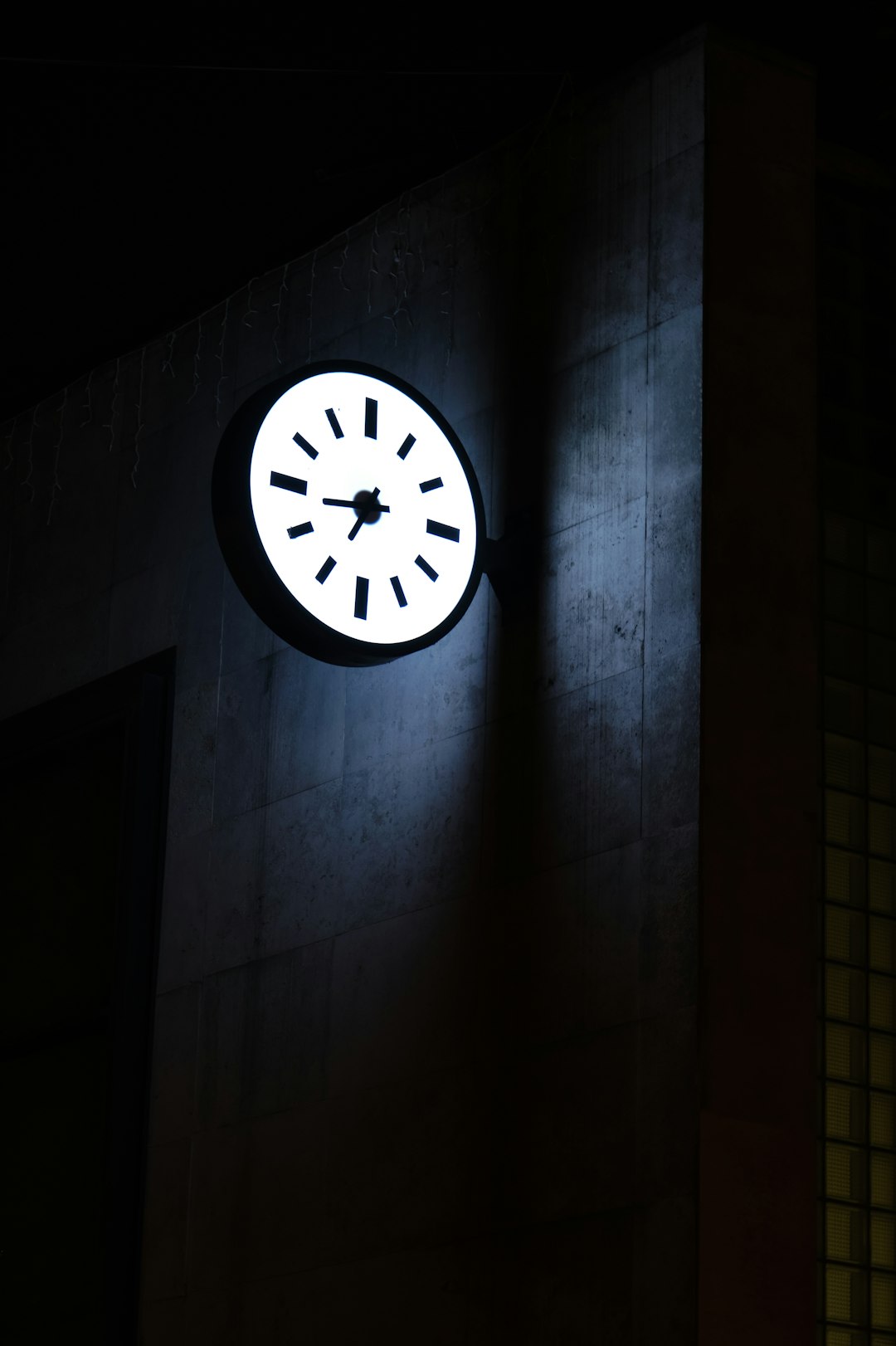 black and white analog wall clock